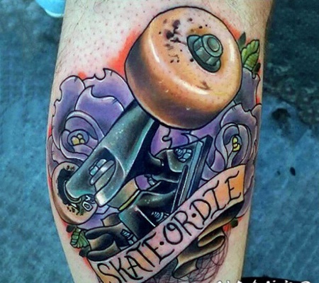 小腿3D滑板和字母彩色纹身图案