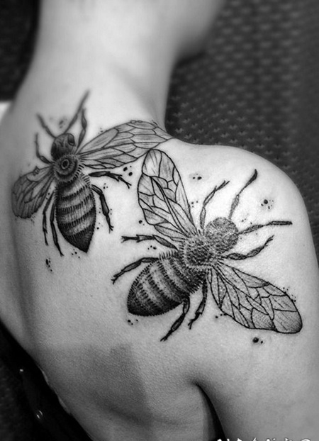 背部3D非常逼真的黑白昆虫纹身图案