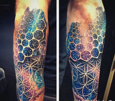 手臂3D写实星空与部落装饰纹身图案