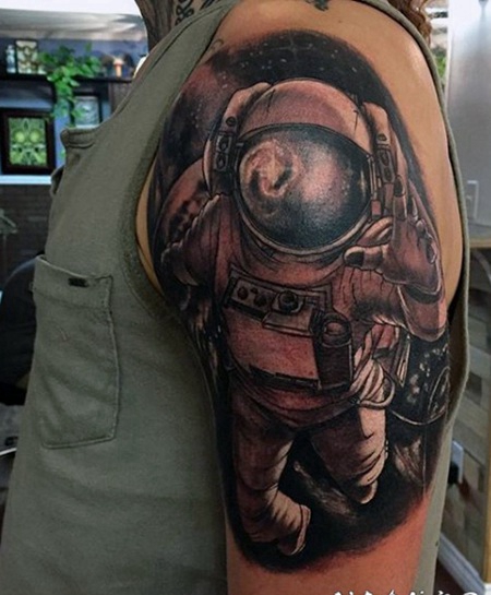 大臂3D写实的太空人纹身图案