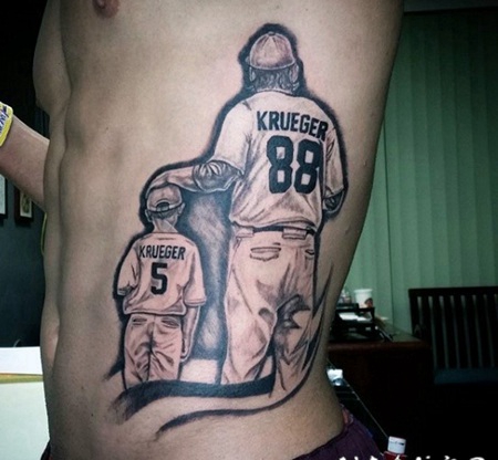 侧肋3D写实的打球父子背影纹身图案