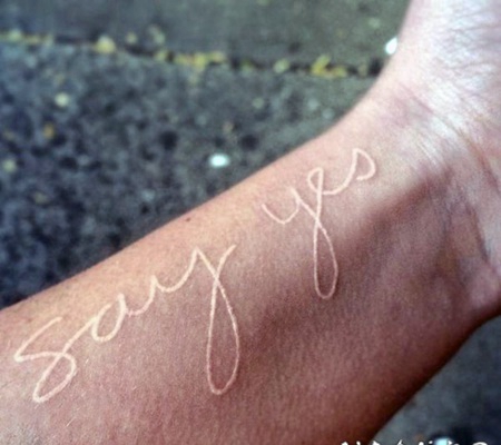 手腕3D浪漫的白色隐形字母纹身图案