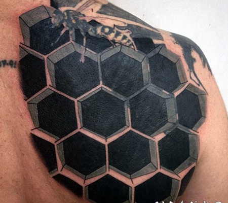 背部3D写实的黑白蜂巢纹身图案