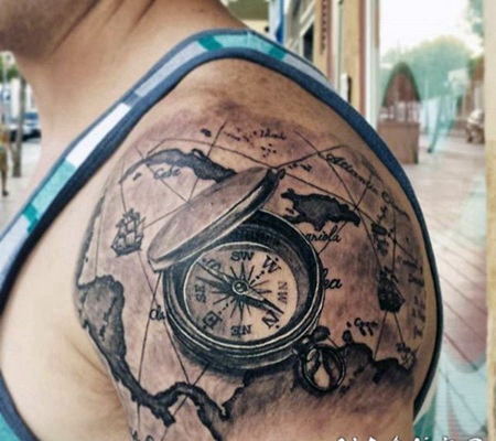 大臂3D黑色的指南针与地图纹身图案