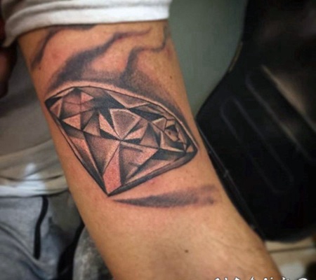 手臂3D黑色的钻石纹身图案