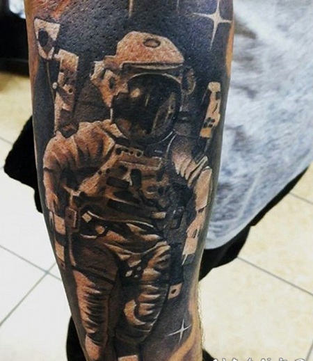 非常逼真的3D黑白宇航员手臂纹身图案