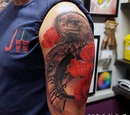 大臂3D逼真的鹰与时钟花朵纹身图案
