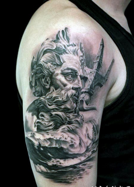 手臂3D写实的黑白海神雕像纹身图案