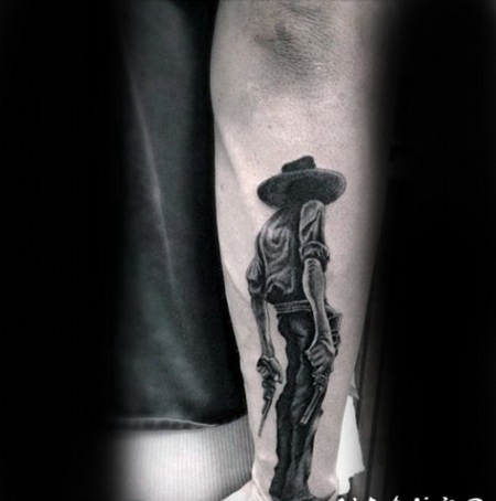 手臂非常逼真的3D黑色牛仔和手枪纹身图案