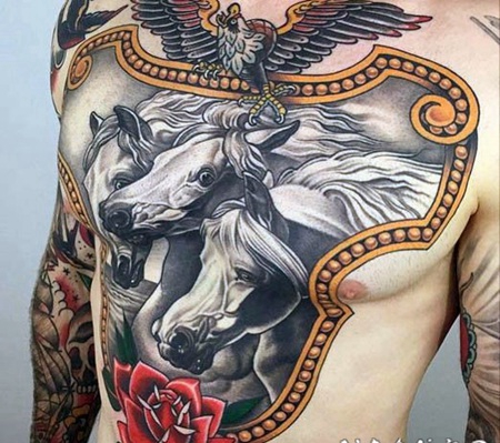 胸部彩色的巨型3D写实马和玫瑰鹰纹身图案