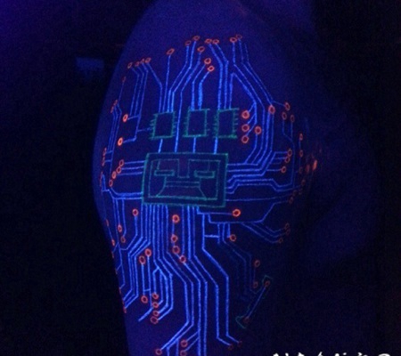 3D写实漂亮的荧光电子线路手臂纹身图案