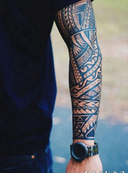 黑色部落图腾花臂纹身