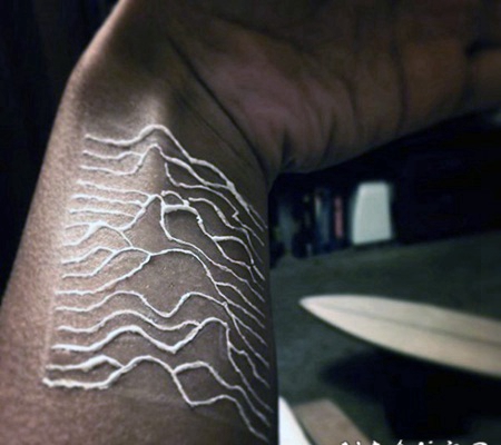 手腕3D白色简单的波浪纹身图案