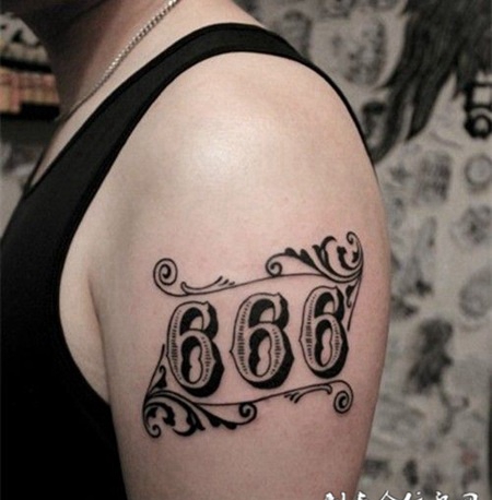 时尚黑色图腾大臂纹身