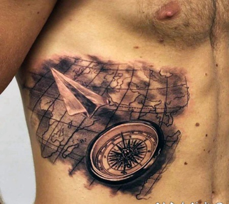 侧肋3D非常逼真的世界地图与指南针纹身图案