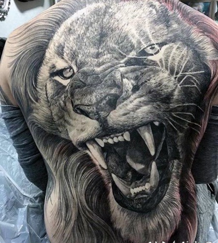 背部巨大的3D逼真咆哮狮子头纹身图案