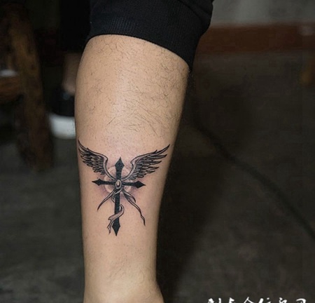 天国的信仰，小腿十字架与翅膀个性纹身