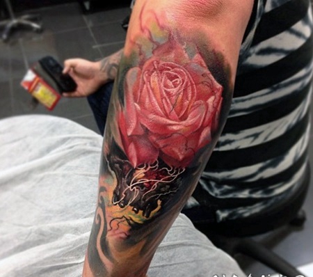 3D逼真的彩色大玫瑰手臂纹身图案