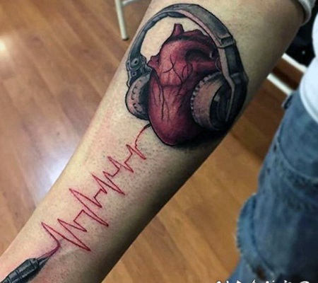 手臂逼真的3D彩色心电图与耳机纹身图案
