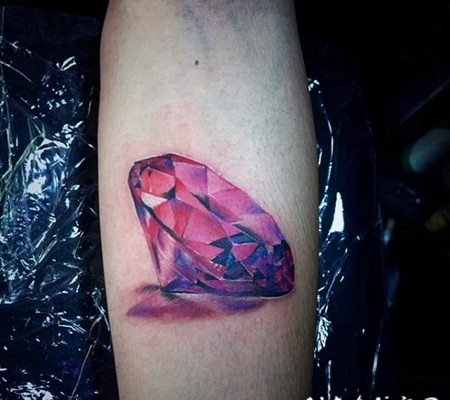 彩色3D逼真的钻石手臂纹身图案