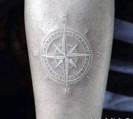 3D白色隐形小指南针腿部纹身图案