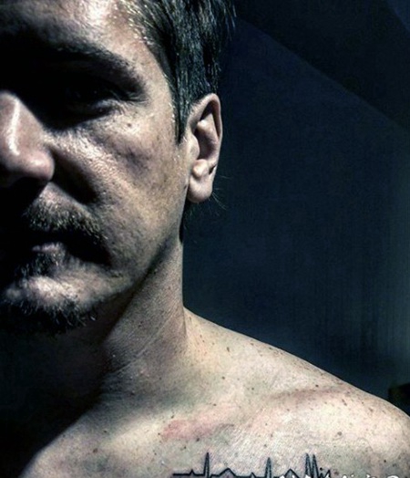 男性胸部3D黑色的心电图纹身图案