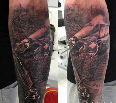 手臂3D黑白世界地图和眼镜纹身图案