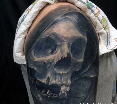 手臂上的巨大3D黑色骷髅纹身图案