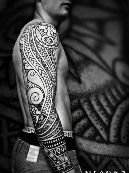 霸气外露的黑色图腾花臂