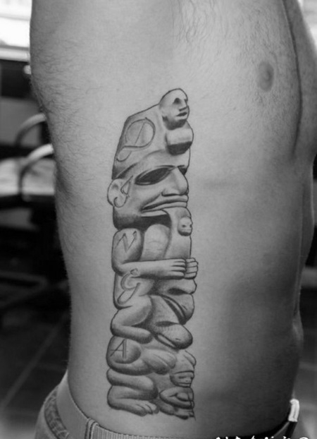 侧肋3D黑白神秘的部落雕像纹身图案