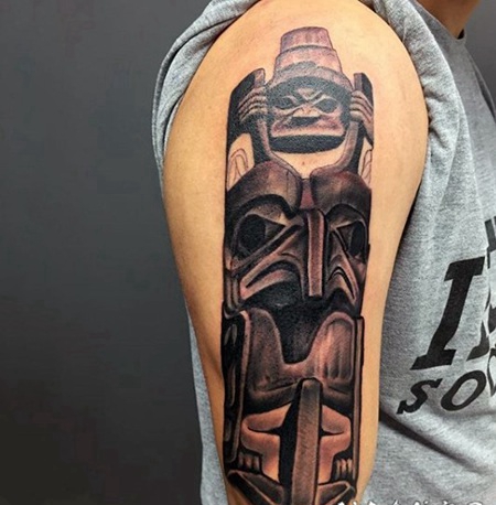 手臂3D彩色的古部落雕像纹身图案