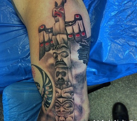 手臂3D彩色的部落雕像纹身图案