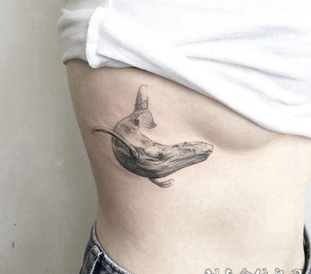 畅游深海，侧胸写实鲸鱼纹身图案