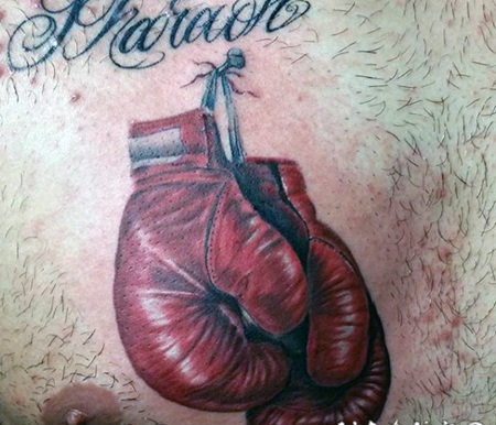 胸部逼真的3D彩色拳击手套和字母纹身图案