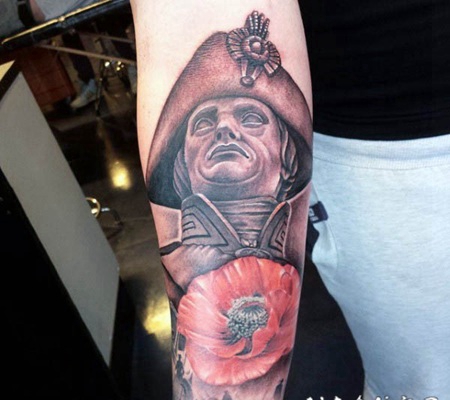 手臂3D五彩的拿破仑塑像和花朵纹身图案