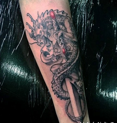 手臂可怕的3D彩色幻想龙与剑纹身图案