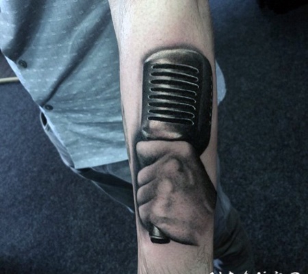手臂3D逼真的老式麦克风纹身图案