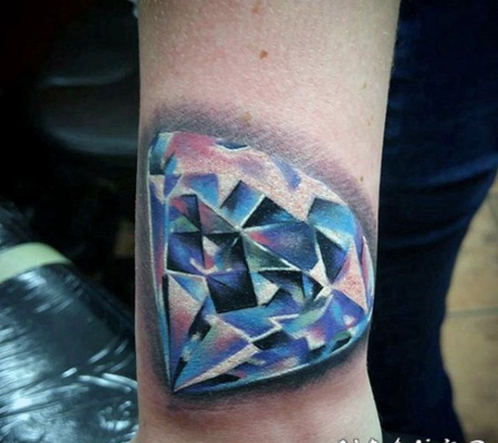 手腕3D逼真的彩色钻石纹身图案