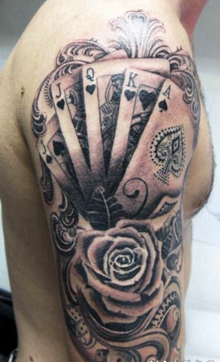 手臂3D黑白扑克牌和花朵纹身图案