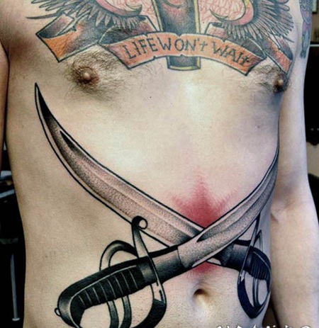 腹部巨大的3D彩色交叉剑纹身图案