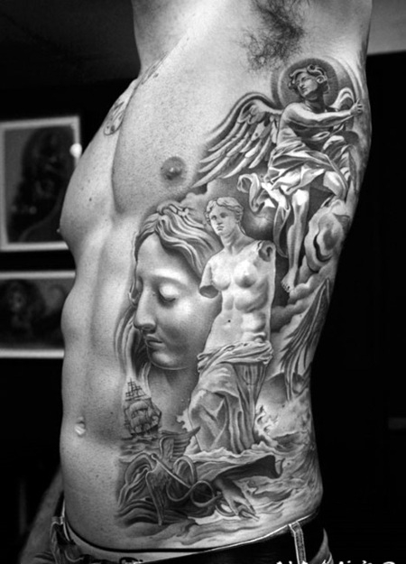 惊人的3D黑色各种雕像侧肋纹身图案