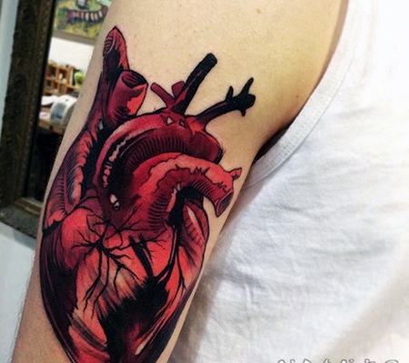 手臂3D逼真的彩色心脏纹身图案