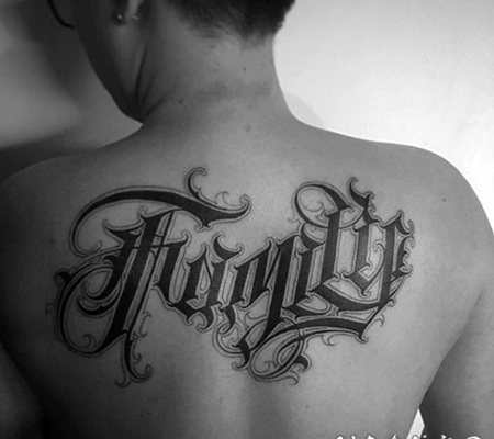 背部3D黑白美丽的花体字母纹身图案