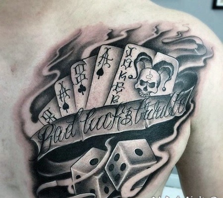 胸部3D黑白骰子和扑克牌字母纹身图案