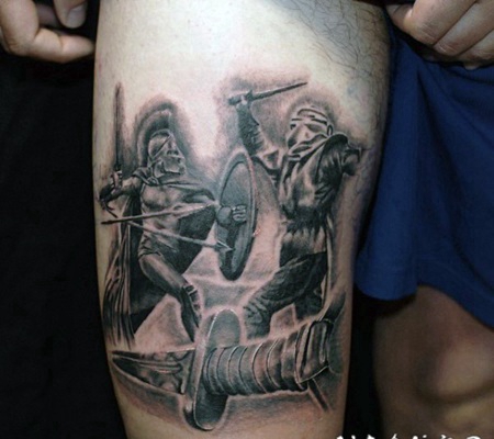 大腿令人惊叹的3D黑色斯巴达战斗纹身图案