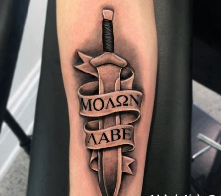 手臂3D彩色的剑和字母纹身图案