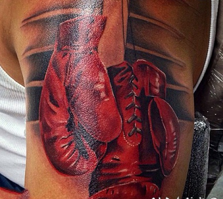 非常逼真的3D彩色拳击手套大臂纹身图案
