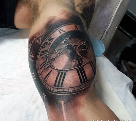 大臂宏伟的设计3D机械时钟纹身图案
