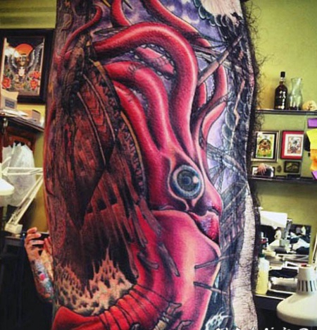 侧肋华丽的3D彩色鱿鱼攻击船纹身图案