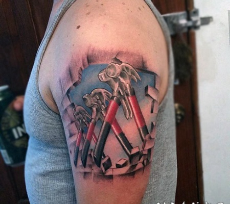 手臂3D彩色的交叉锤子纹身图案